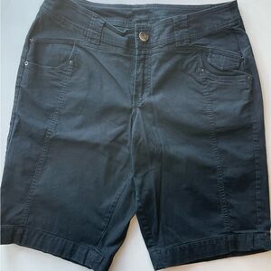 Venezia Bermuda mid-rise black shorts 14